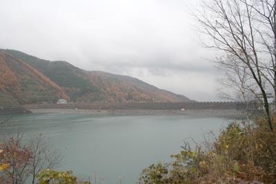 ��̂��㗬���猩��