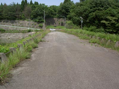 天端上は車が通れる道路になっています