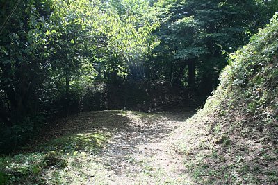 土塁はかなり大きなものです