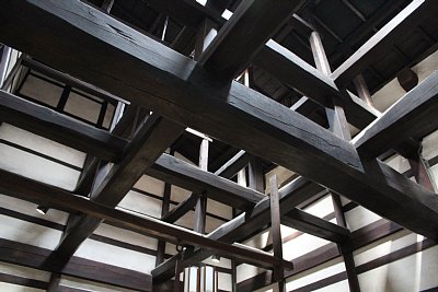 囲炉裏の梁は井形で吹き抜けになっています