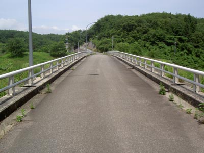 �V�[��͎Ԃ��ʂ�铹�H�ɂȂ��Ă��܂�