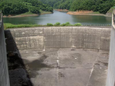 �V�[����^���f������