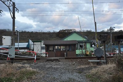 駅舎と構内踏切