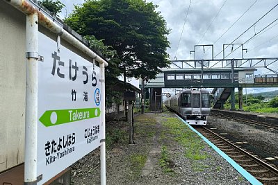 ホームと跨線橋