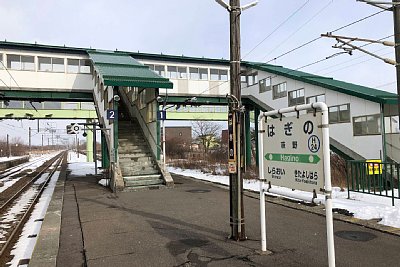 ホームと跨線橋