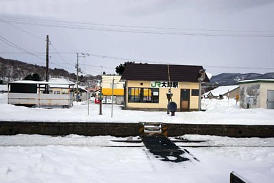 駅舎と構内踏切