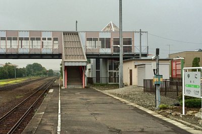ホームと跨線橋
