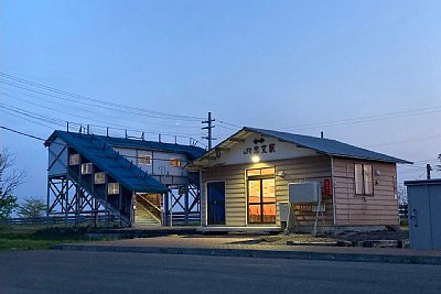 駅舎と跨線橋