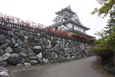 石垣はさほどの高さではない