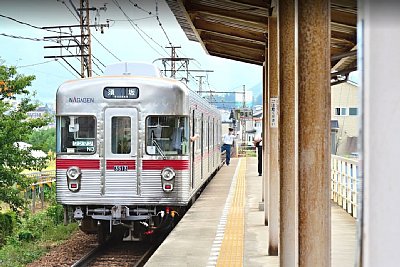 島式ホームに1000系電車が到着