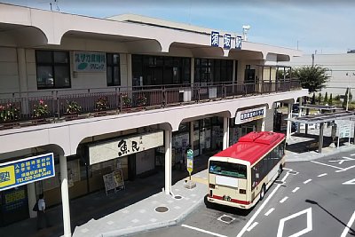 駅前にバスが停車しています