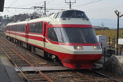 特急電車が通過します