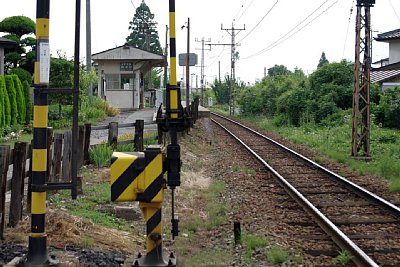 駅のそばに踏切があります