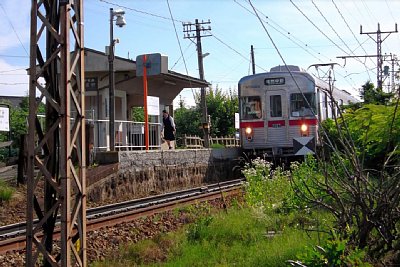 3500系電車が停車しています