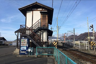 駅舎と構内踏切