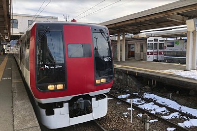 2100系特急電車が停車しています