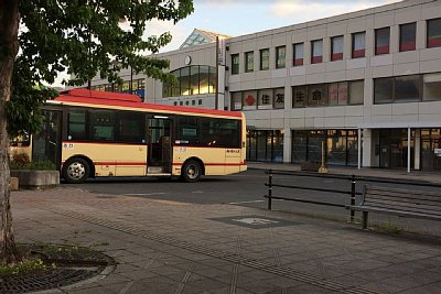 駅前には長電バスも