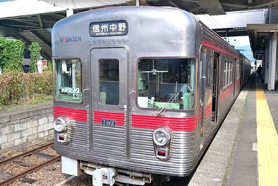 3500系電車が停車しています