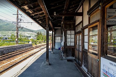 駅舎と相対式ホーム