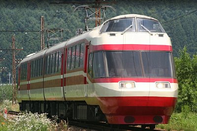 1000系特急電車が接近しています