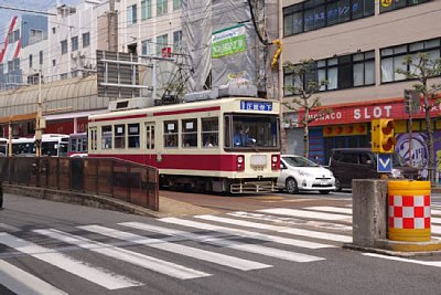 長崎電気軌道1800形電車が通過します