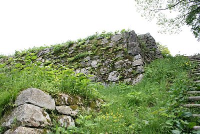 本丸北面の石垣は３段になっています