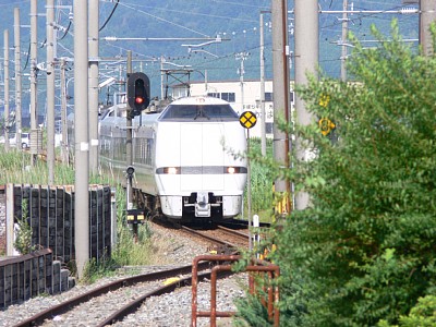 良川駅を通過するサンダーバード