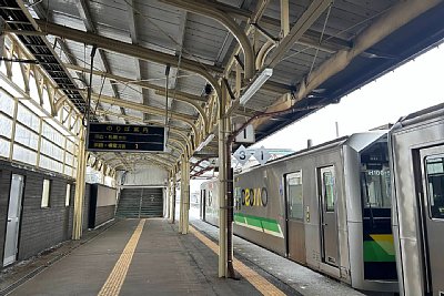 停車するH100形気動車
