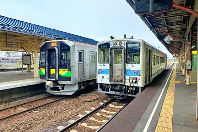 H100形気動車とキハ54形気動車