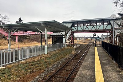 ホームと跨線橋