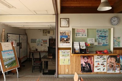 出札窓口に峰不二子が・・・