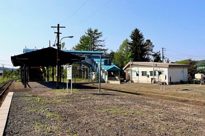駅舎と跨線橋