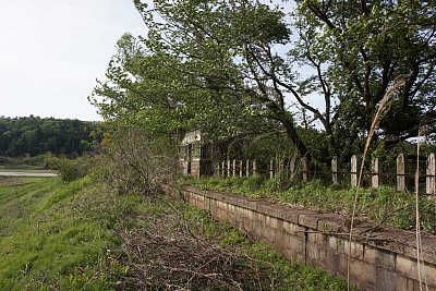 九里川尻駅待合所とホーム