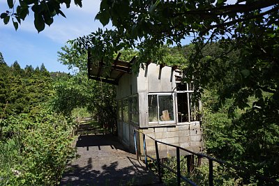 小浦駅待合所とホーム