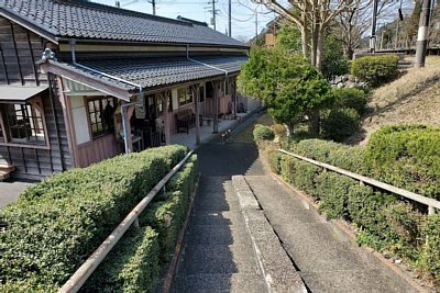 駅舎からホームへは階段を登る