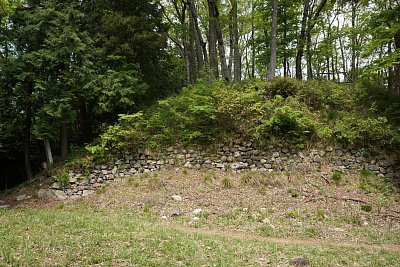 本丸下には大規模な石垣があります