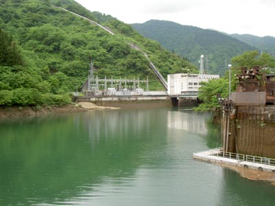 ダム湖と新中地山水力発電所&小口川第一水力発電所