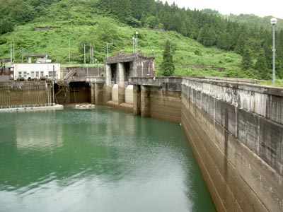 右岸上流から堤体を見る