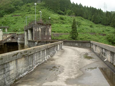 天端は曲がりくねっています