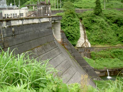 右岸下流側から堤体を望む