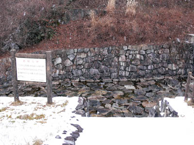 放流路が石畳になっている