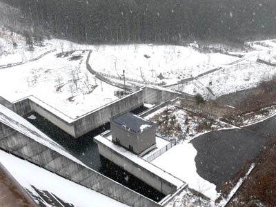 天端からダム直下を見る