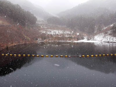 ダム湖は、はぎの湖と呼ばれている