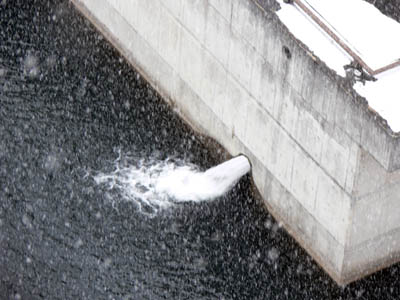 河川維持用水を放流中でした