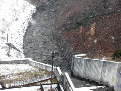 天端から導流路を見下ろす