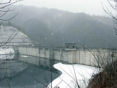 右岸上流から堤体を見る