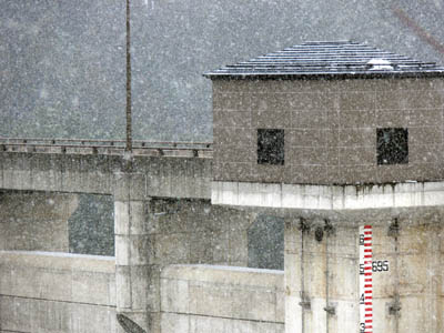 上流からクレストゲートをズームアップ