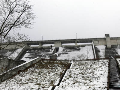 クレストに自由越流式洪水吐が4門