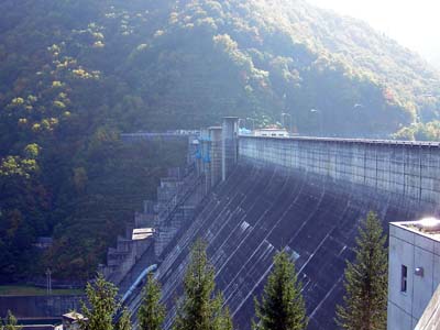 大町ダムを左岸から