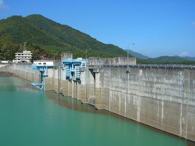 右岸上流側から堤体を望む